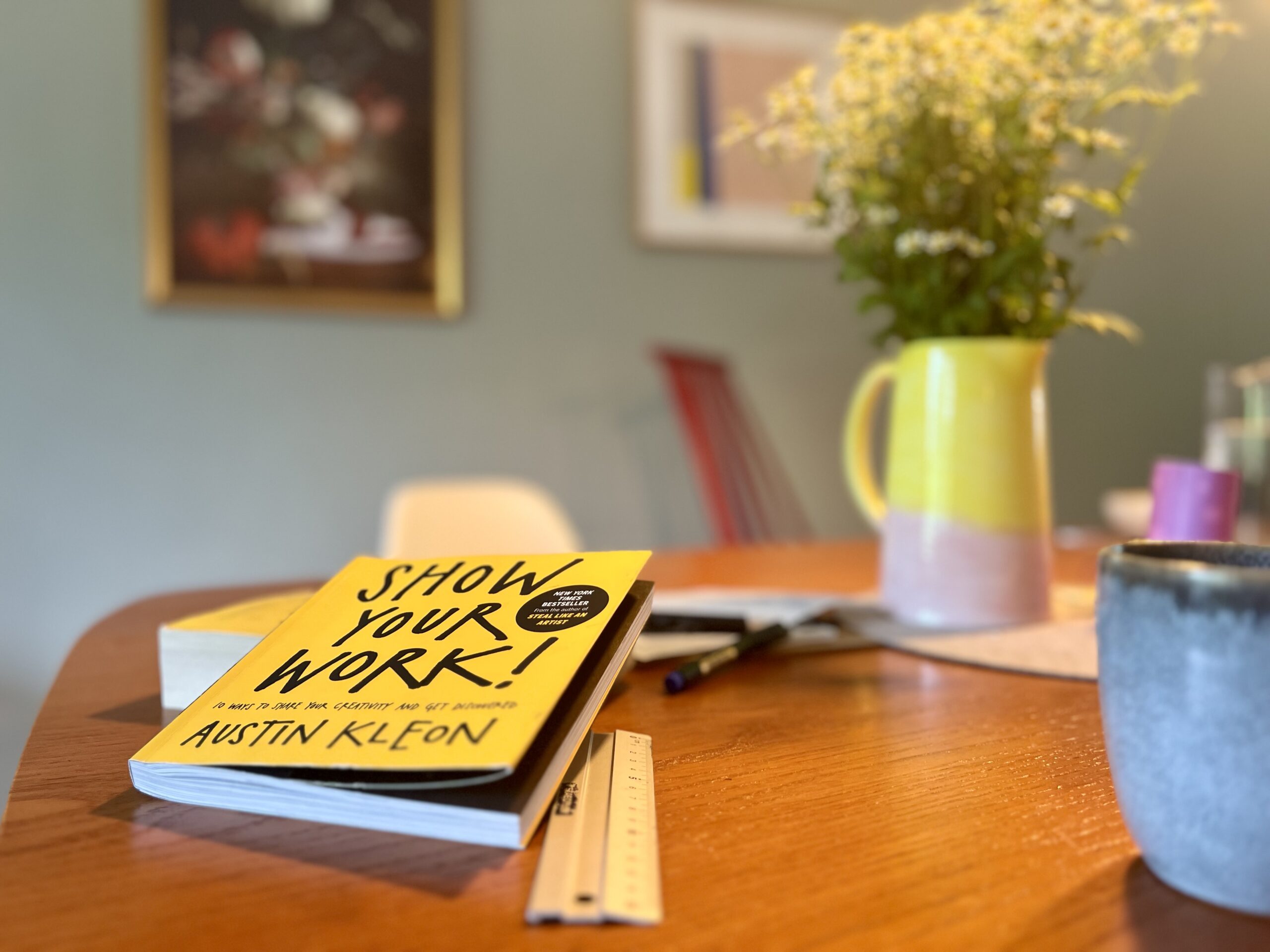 Buch mit Titel »Show your work!« auf Tisch