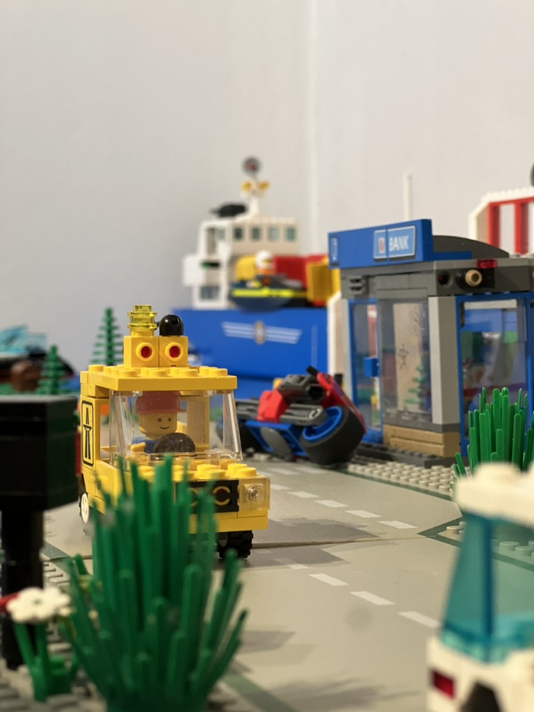 Lego Minifigur im Auto in einer Lego City