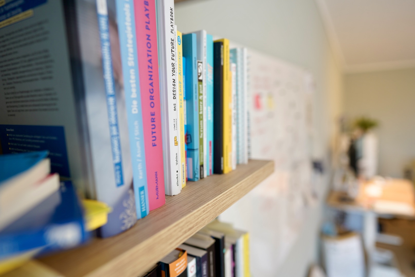 Bunte Design-Fachbücher im Designstudio